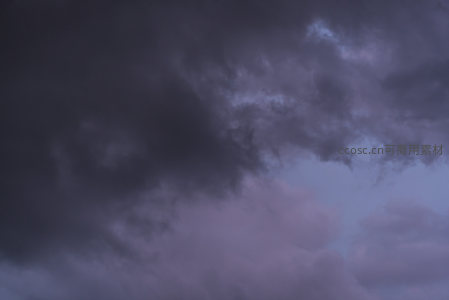 暮色苍穹，乌云密布预示风雨将至
