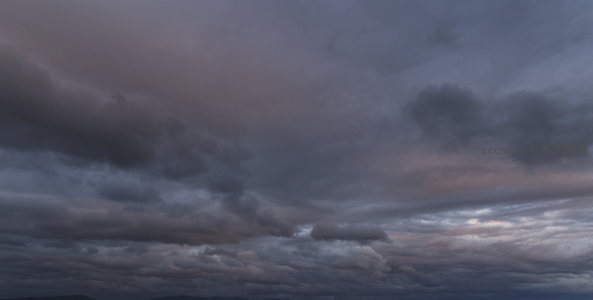 云海翻腾遮天蔽日，暮光微露添诗意