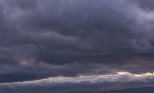 暮色苍穹云海涌，金边撕裂暗沉幕