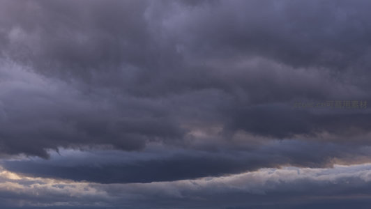 浓云压顶山影淡，一线天光破重围