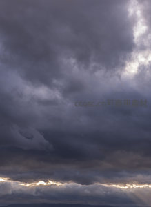 云层裂隙泄天光，斜射大地如神迹