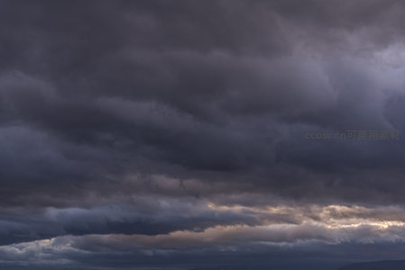风暴前夕云压顶，暗影低垂山峦隐