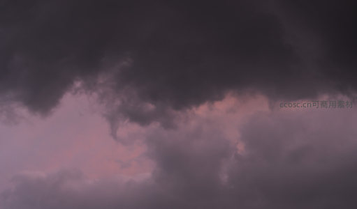 紫霞漫天云翻涌，暗影交织梦幻境