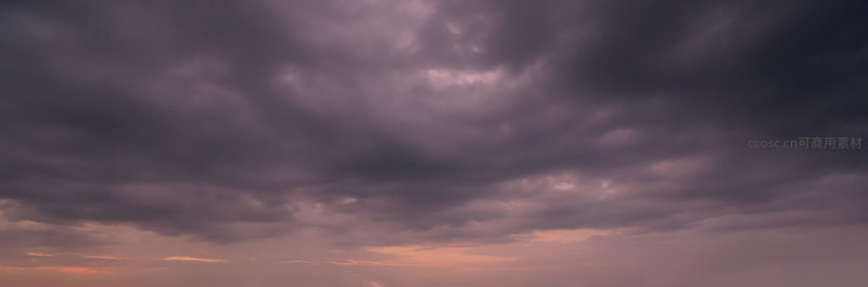 暮色苍穹，云海翻涌的恢弘画卷