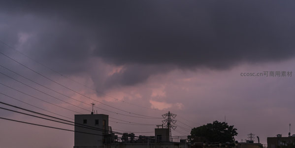 城市剪影下的末日黄昏奇景