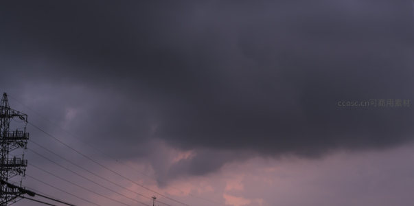 高压电塔旁的风暴前夕天空