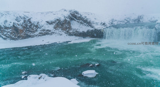 雪中瀑布如梦似幻