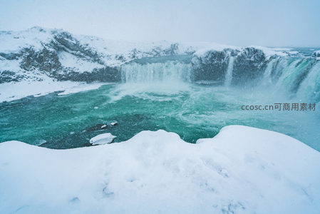 雪原上的翡翠瀑布