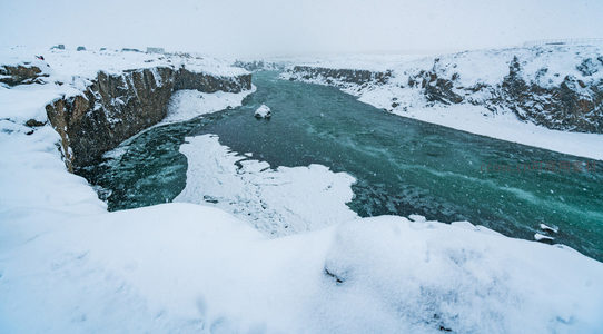 冰河蜿蜒雪谷深处
