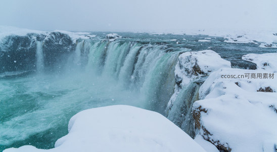冰雪覆盖的壮丽瀑布