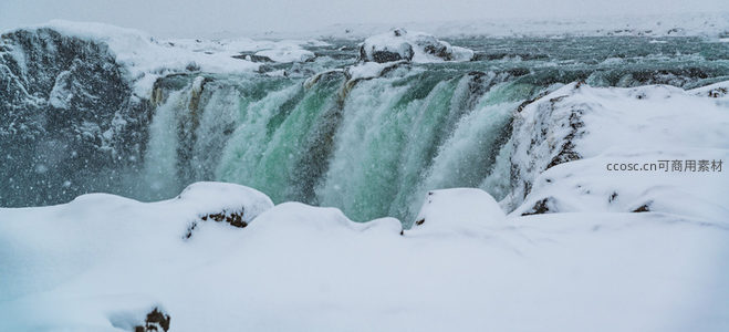 雪域中的翡翠瀑布