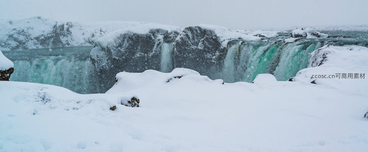 雪原上的磅礴瀑布
