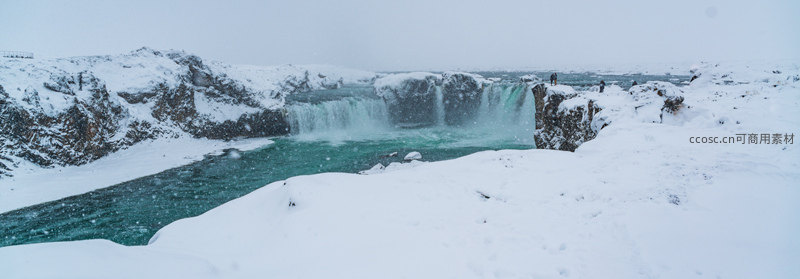 远眺雪中瀑布奇观