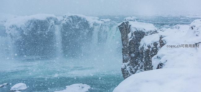 雪中瀑布，冰封峡谷的壮丽奇观
