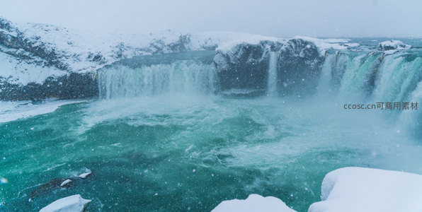 冬日激流，雪覆瀑布的磅礴气势