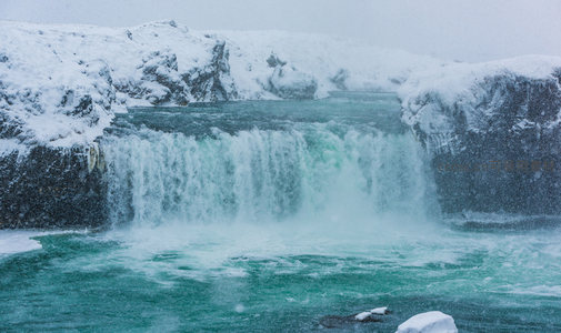 冰河瀑布，雪原之上奔涌不息