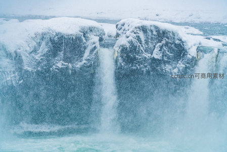 雪崖飞瀑，水雾缭绕的仙境景象