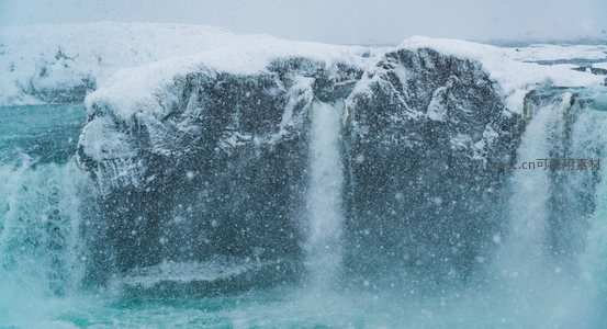 冰雪峡谷，瀑布轰鸣的冬日交响