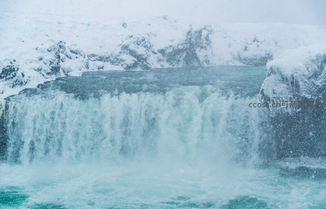 雪中瀑布轰鸣，水花四溅如仙境