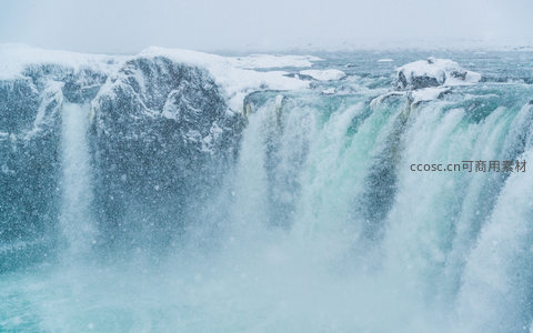 多级瀑布在风雪中奔流不息，气势磅礴