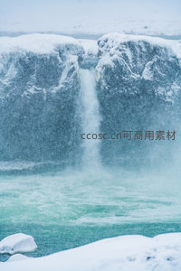 单瀑垂落雪崖，碧水激荡如玉带