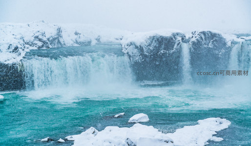 雪落飞瀑，水花四溅染冰蓝
