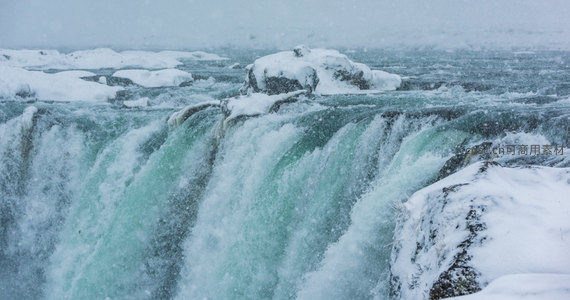 近观雪瀑，浪涛翻滚势如虹