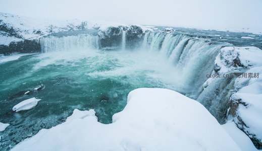 雪崖环抱，碧瀑倾泻如仙境