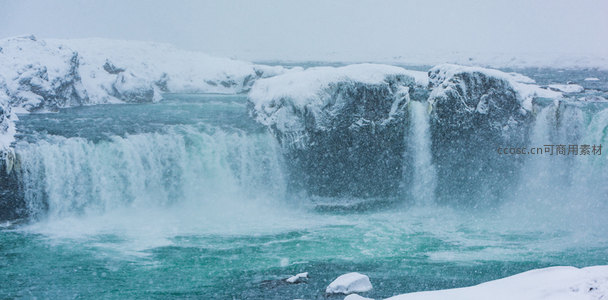 冰雪覆盖的瀑布在寒冬中奔腾咆哮