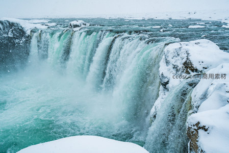 雪中飞瀑气势磅礴震撼人心