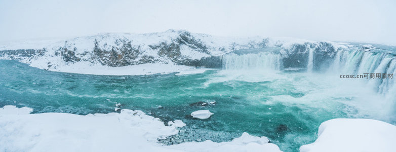 全景视角下雪域瀑布与碧水交融