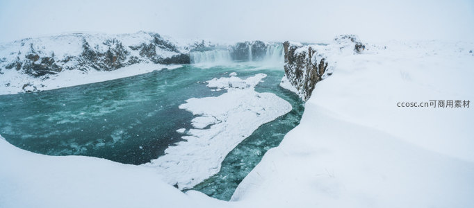 冰河蜿蜒穿行于雪原之间遥望瀑布