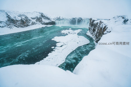 俯瞰雪覆峡谷中碧水奔涌至瀑布