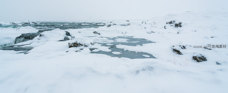 雪覆冰河，静谧自然风光
