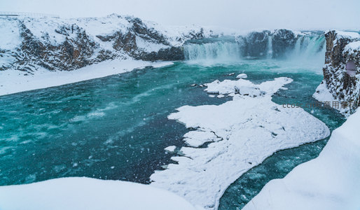 雪中瀑布，碧水飞流直下