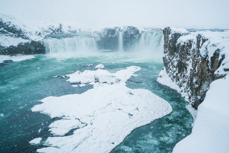 悬崖雪瀑，冬日壮丽奇观