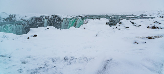 冰雪覆盖的瀑布在寒冬中奔流不息