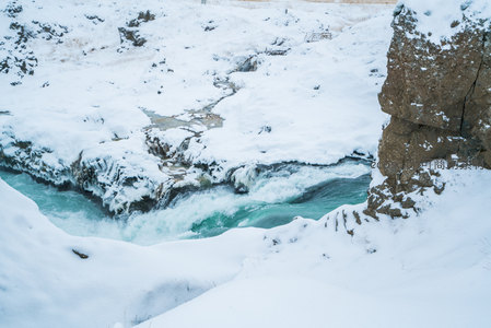 雪地中的湍急河流穿行于峡谷之间