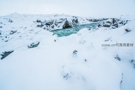 雪原之上碧水蜿蜒穿越冰封大地