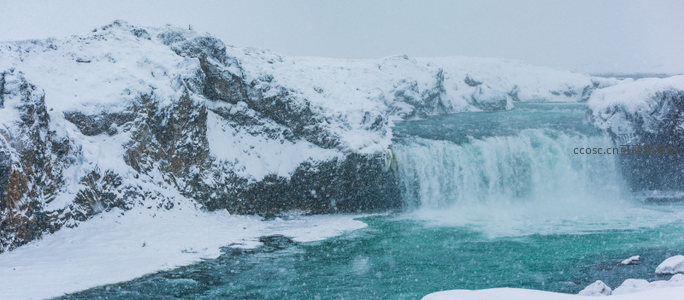 飞雪中的壮观瀑布倾泻入碧潭