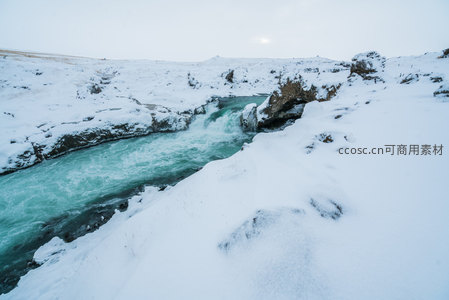 雪覆峡谷碧水奔流