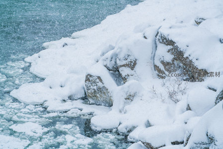 冰雪覆盖河岸岩石