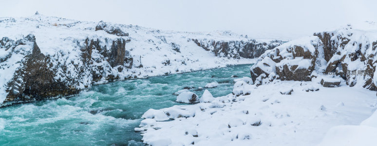 雪山峡谷激流涌动