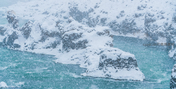 风雪中碧水绕孤岩