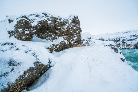 雪覆岩岸碧水湍流
