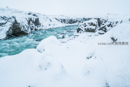 冰雪峡谷激流奔涌
