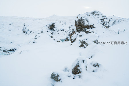 雪原之上孤岩矗立