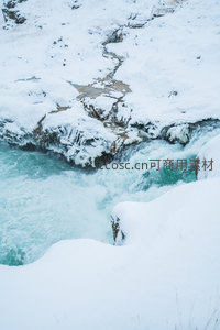 雪覆瀑布飞流直下
