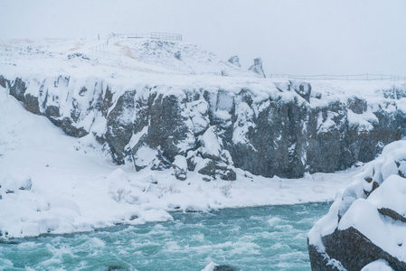 雪覆岩壁碧水奔流