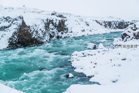 雪岸激流如翡翠
